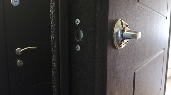 Мастер выполнил установку задвижки на дверь Мастер выполнил установку задвижки на дверь