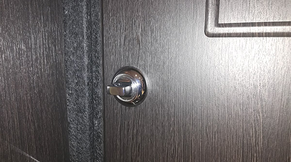 Специалист произвел врезку защелки в дверь Специалист произвел врезку защелки в дверь