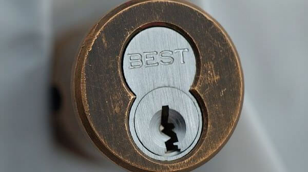 Замена личинки замка входной двери в Хабаровске